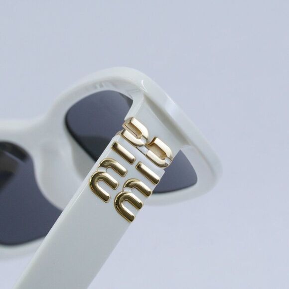 🕶️ New Miu Miu MU08ZS 1425S0 Sunglasses - White Ivory Frame, Dark Grey Lenses - Picture 8 of 11